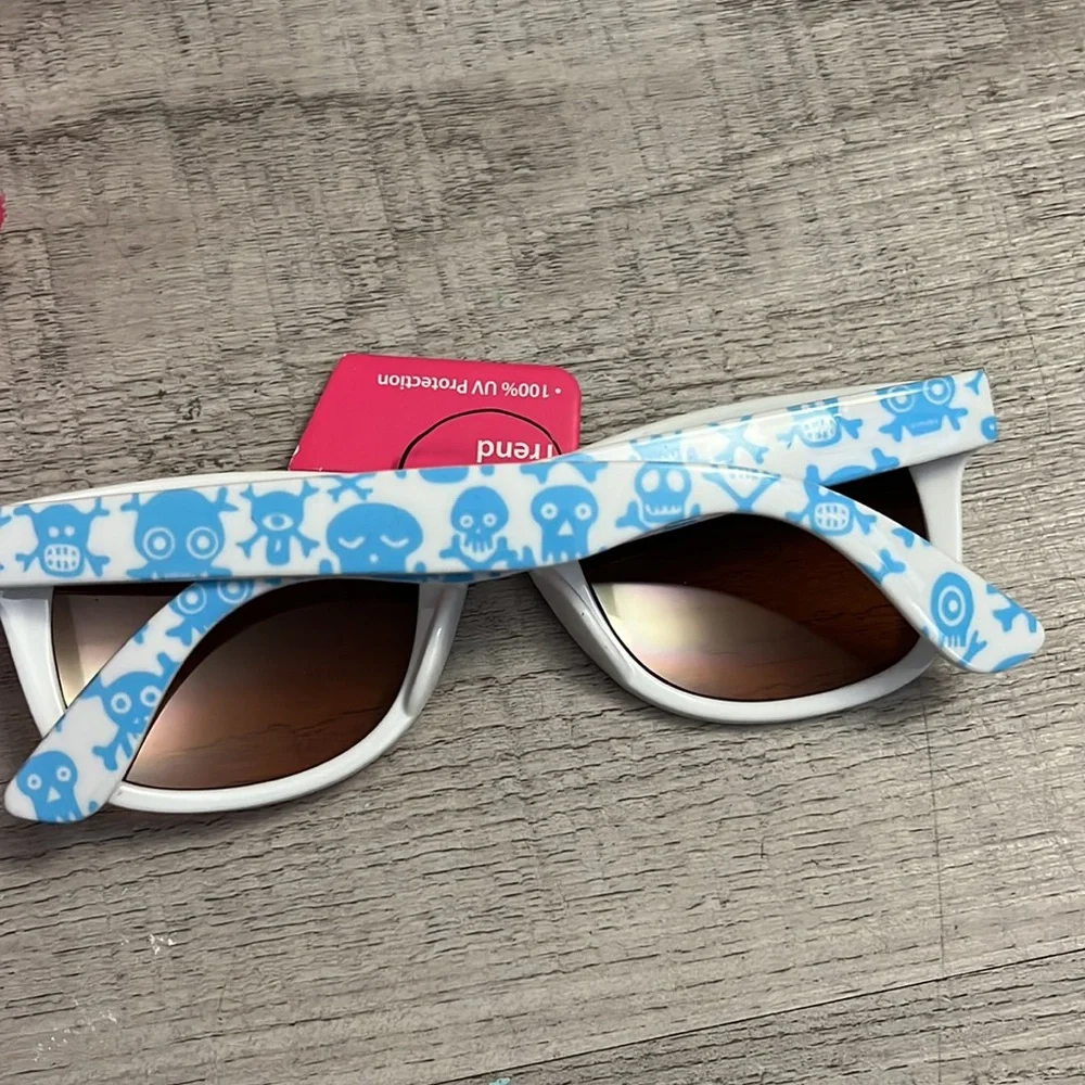 NWT beach towel & sunglasses
